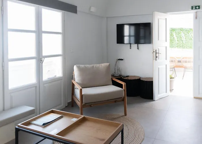 Central Hostel Oia