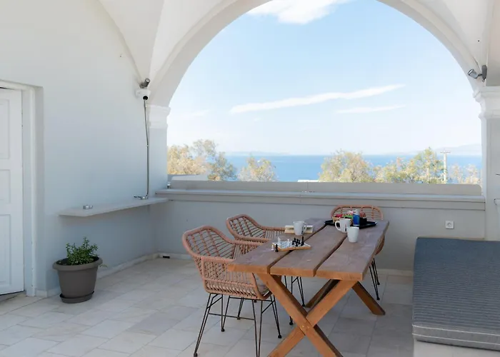 Central Hostel Oia