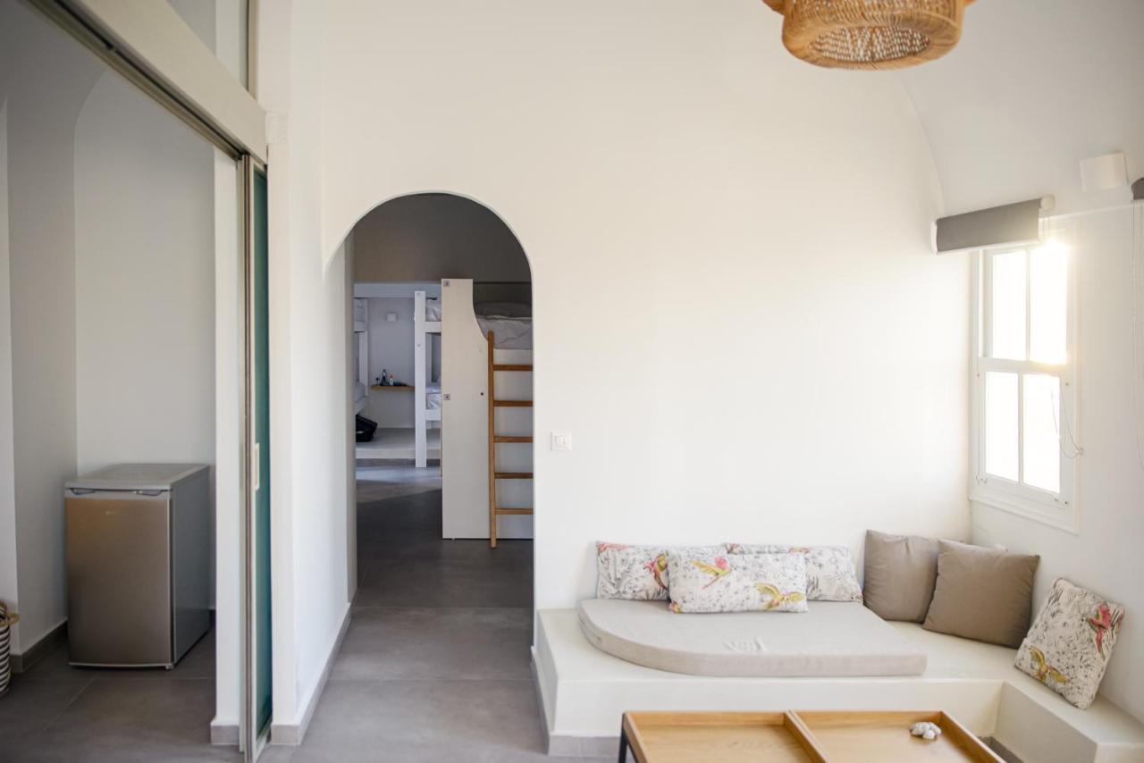 Central Hostel Oia Hostal