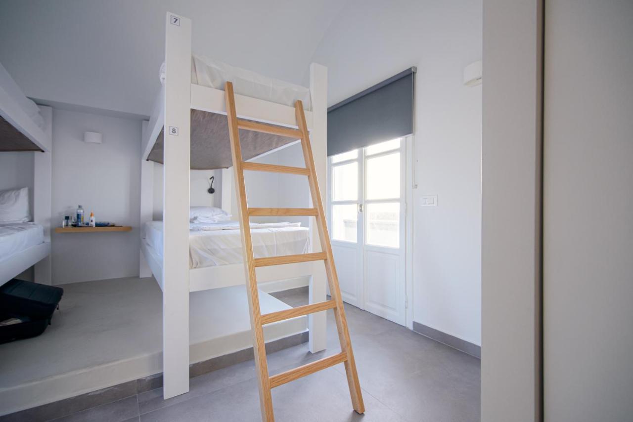 Central Hostel Oia Hostal