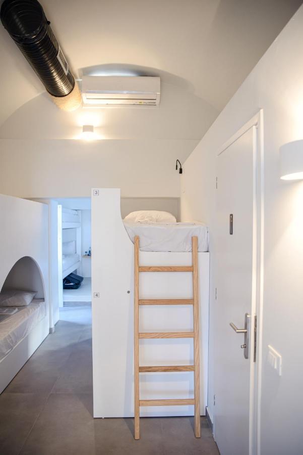 Central Hostel Oia Ostello